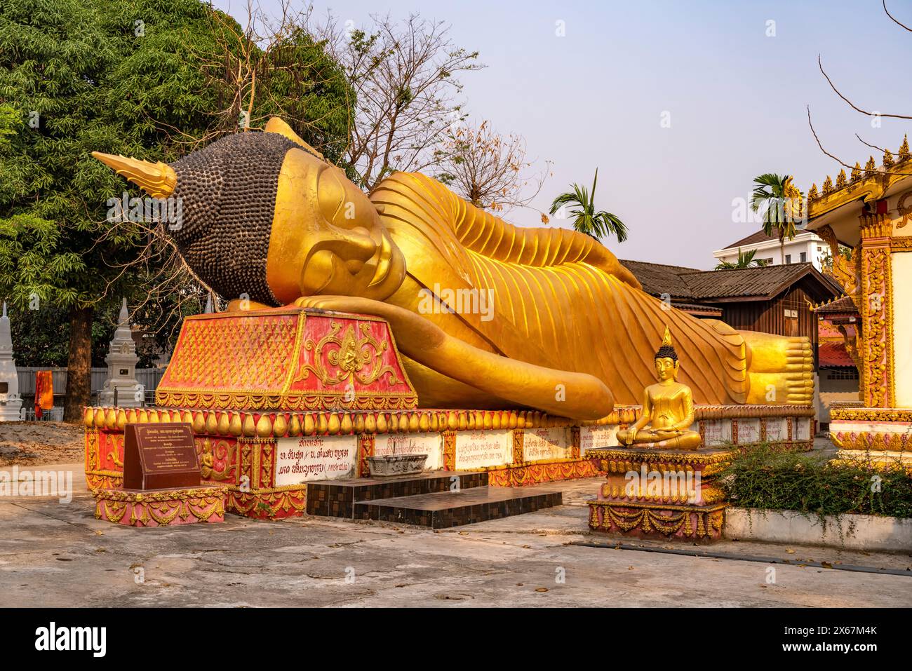 Gigantesco Buddha sdraiato al tempio Wat That Khao nella capitale Vientiane, Laos, Asia Foto Stock