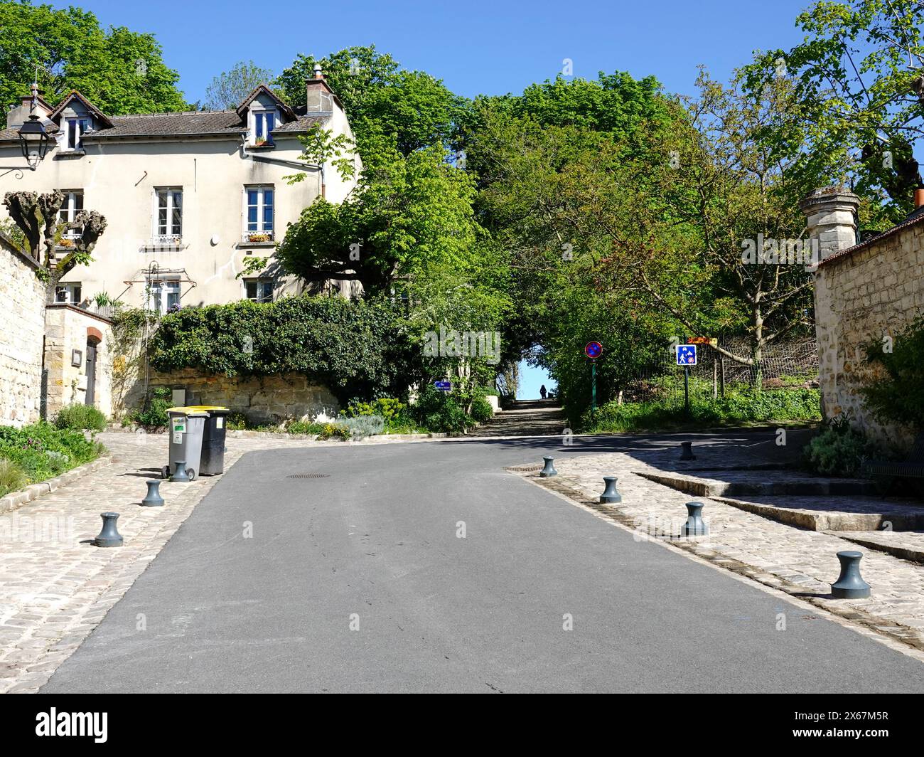 Strada e sentiero che conduce ai campi di grano dove Van Gogh spesso dipingeva, con donna in silhouette, Auvers-sur-Oise, Francia. Foto Stock