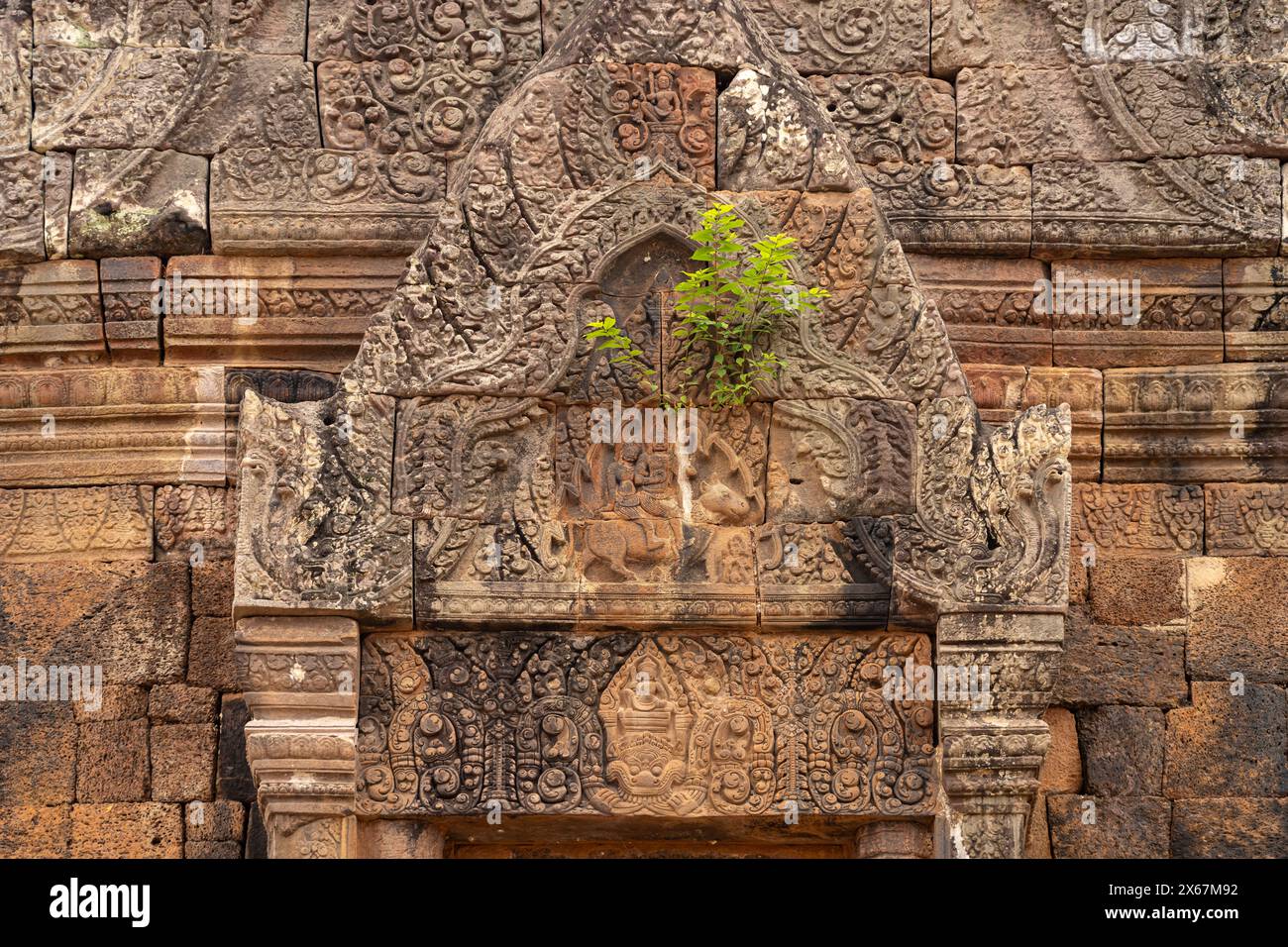 Sollievo con Shiva e Parvati sul toro Nandi sopra la falsa porta del tempio di montagna Wat Phu, provincia di Champasak, Laos, Asia Foto Stock