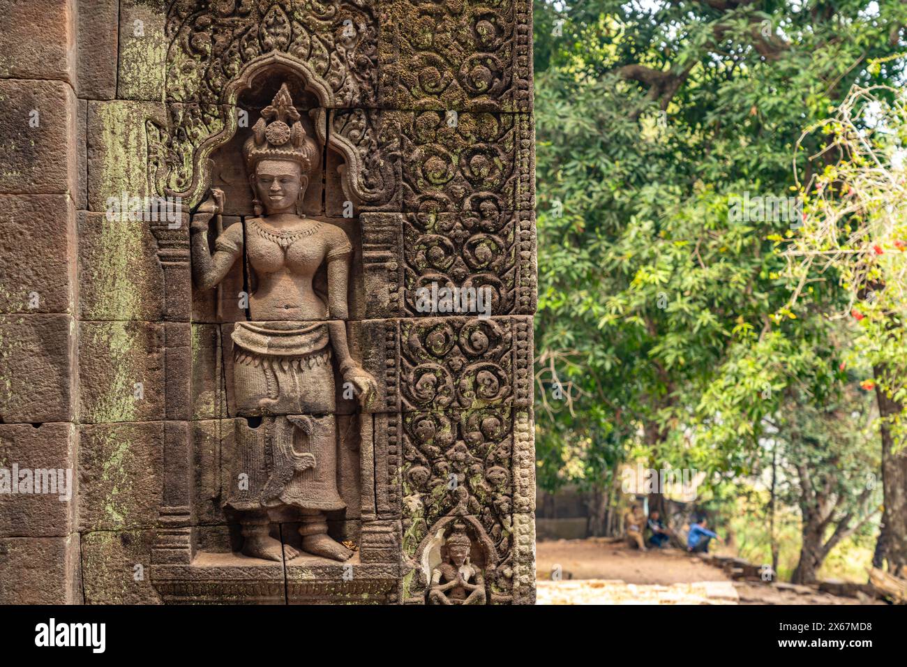Rilievo Apsara presso il santuario del tempio di montagna Wat Phu, provincia di Champasak, Laos, Asia Foto Stock