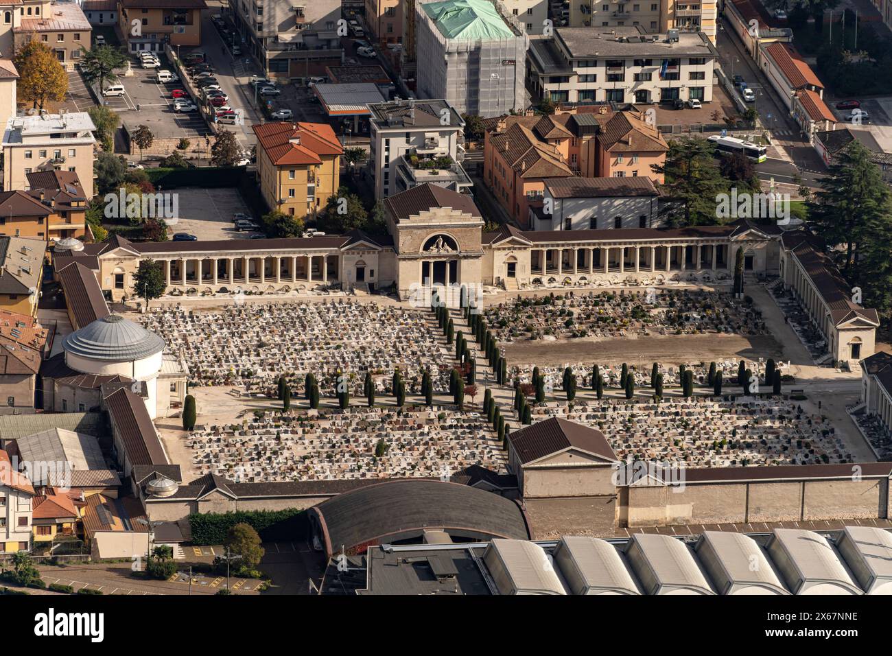 Il cimitero monumentale Cimitero Monumentale di Trento visto dall'alto, Trento, Trentino, Italia, Europa Foto Stock