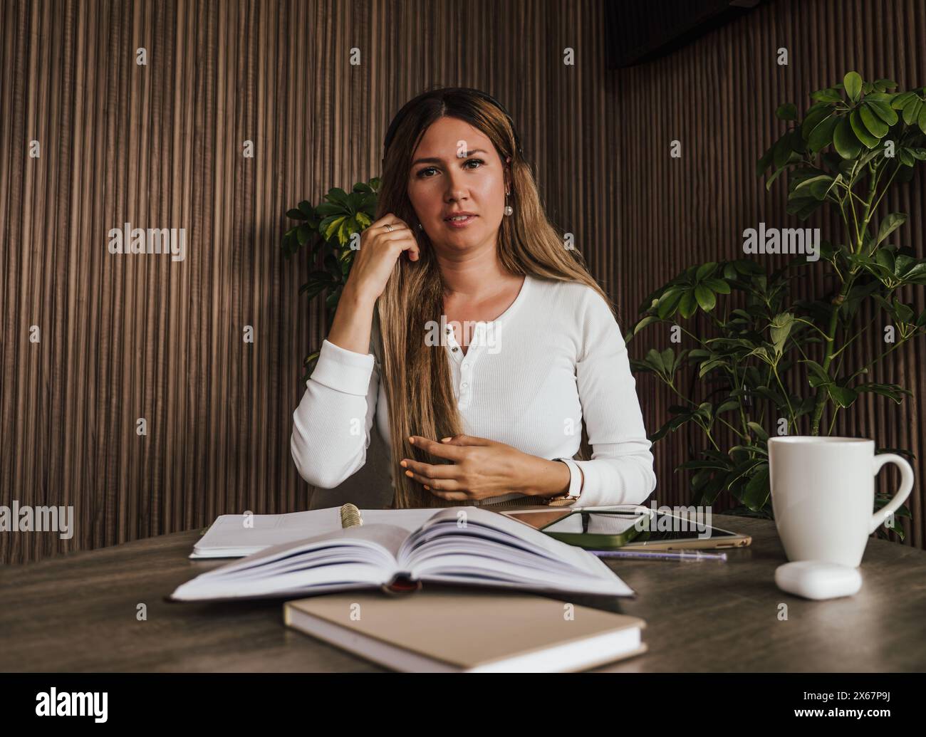Giovane donna premurosa che fa una pausa durante la sessione di studio, riflette o pianifica i suoi prossimi passi nel lavoro o nell'istruzione. Foto Stock