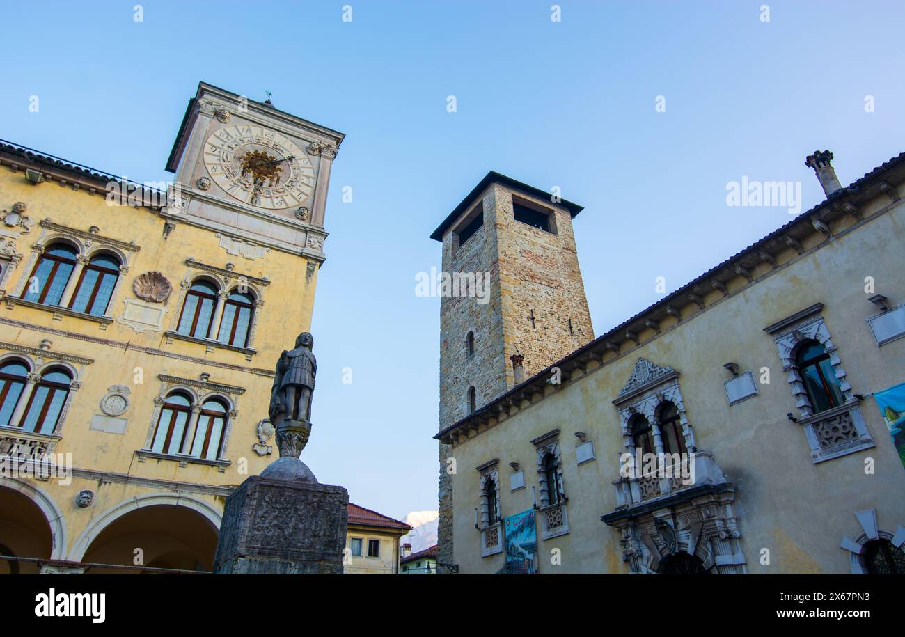 : Il piccolo paese di Belluno incastonato nelle Dolomiti Foto Stock
