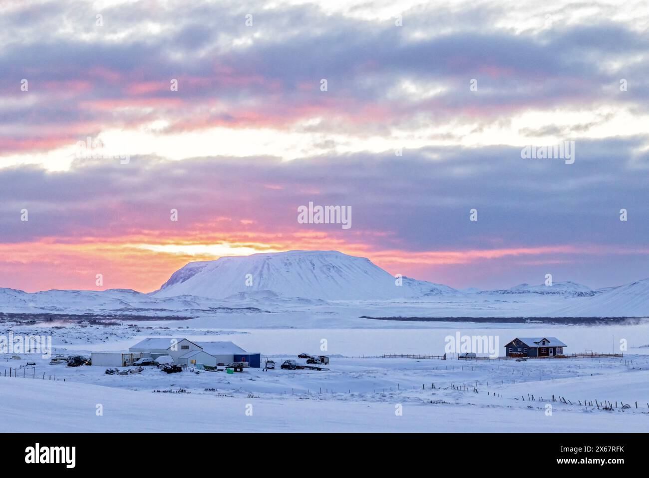 Il lago Myvatn, ghiacciato e innevato, nell'Islanda settentrionale Foto Stock
