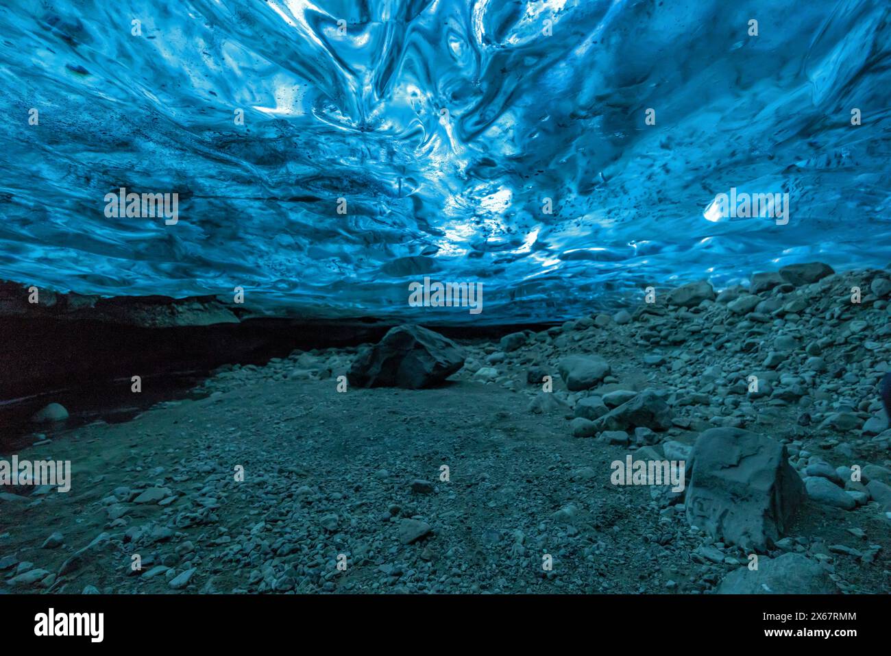 Grotta di ghiaccio sotto il ghiacciaio Jökulsarlon in Islanda Foto Stock