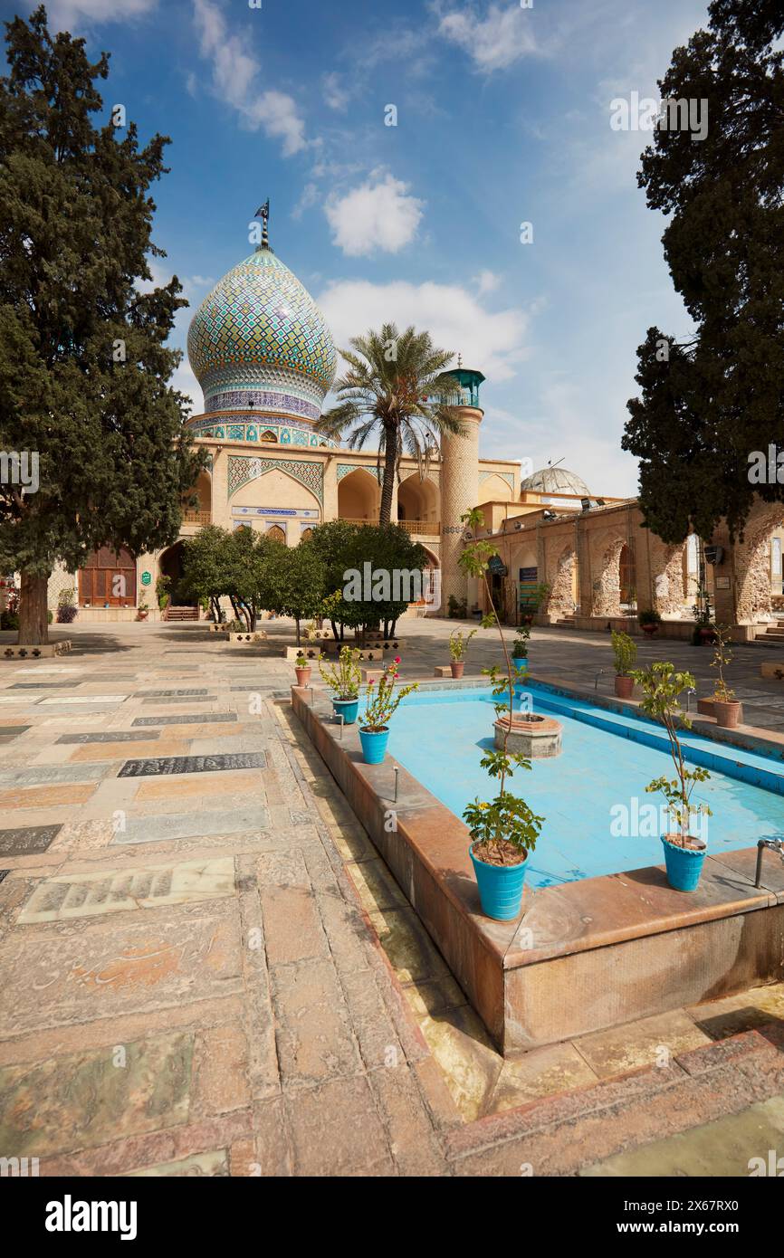 Cortile del Sacro Santuario Ali Ibn Hamzeh con piscina d'acqua. Shiraz, Iran. Foto Stock Cortile del Sacro Santuario Ali Ibn Hamzeh con piscina d'acqua. Shiraz, Iran. Foto Stock
