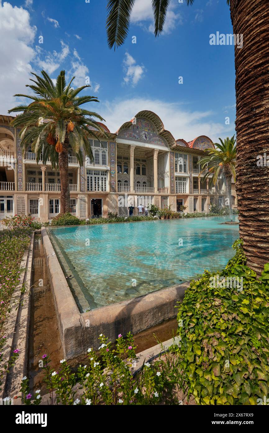 Laghetto d'acqua nel padiglione del XIX secolo nel Giardino Eram (Bagh-e Eram), sito patrimonio dell'umanità dell'UNESCO. Shiraz, Iran. Foto Stock