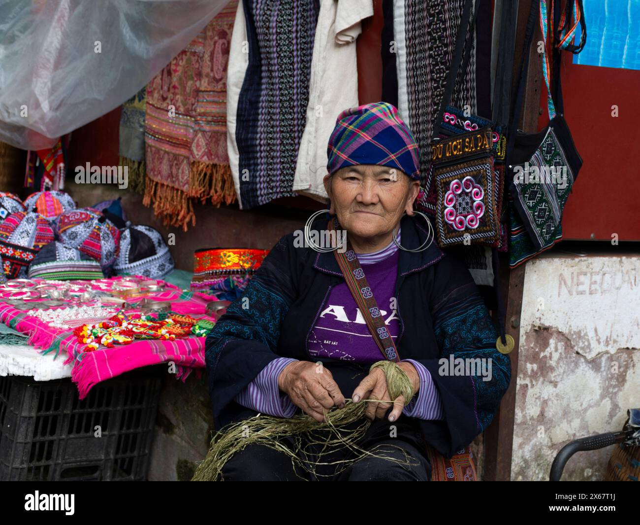 Donna che vende beni turistici Sapa Foto Stock