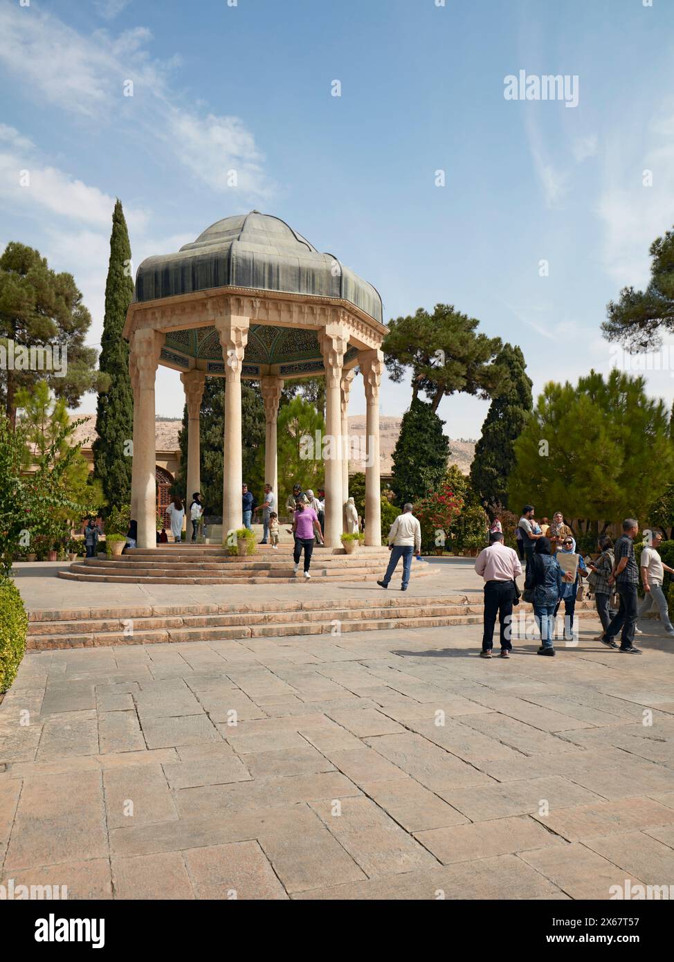 Persone al padiglione costruito sopra la tomba di Hafez, uno dei più grandi poeti persiani di tutti i tempi. Shiraz, Iran. Foto Stock