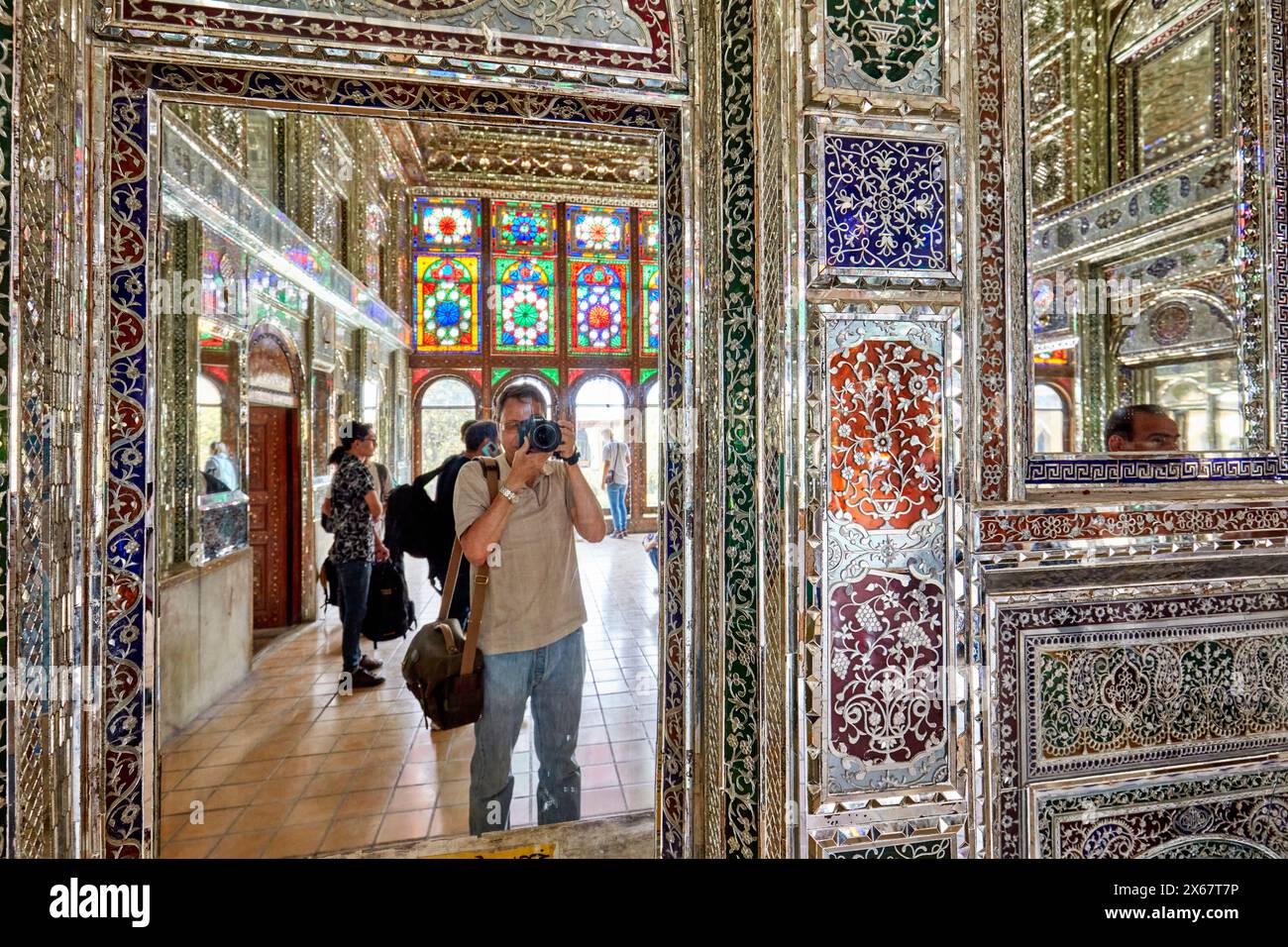 Un turista fa un selfie a specchio all'interno della Zinat al-Molk Historical House, residenza del XIX secolo del periodo Qajar. Shiraz, Iran. Foto Stock