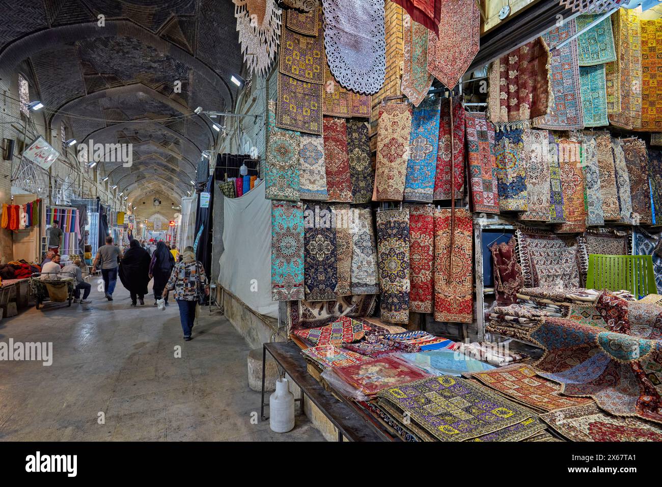 Una selezione di Termeh, tessuti tradizionali persiani ricamati con seta, esposti in un negozio di artigianato al Bazaar Vakil. Shiraz, Iran Foto Stock