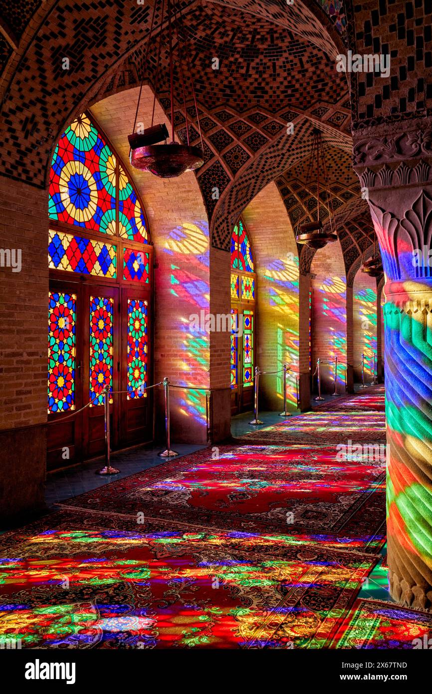 Un gioco di luce dalle vetrate colorate multicolore all'interno della Moschea Nasir al-Mulk del XIX secolo, nota anche come Moschea Rosa. Shiraz, Iran. Foto Stock