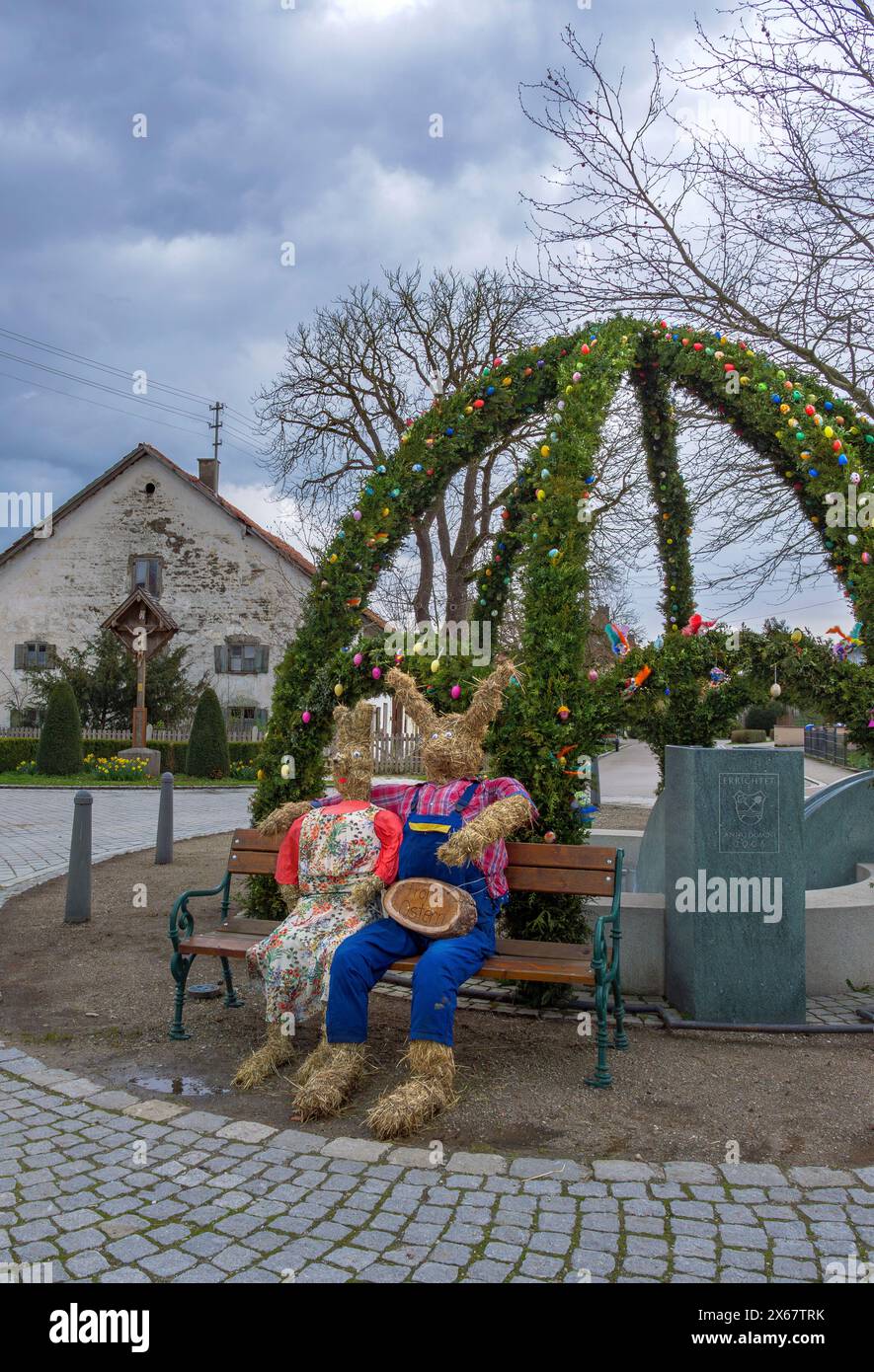 Fontana del villaggio decorata in modo tradizionale, fontana di Pasqua a Ettringen, Unterallgäu, Svevia, Baviera, Germania Foto Stock