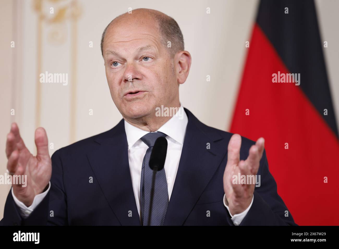 Stoccolma, Svezia. 13 maggio 2024. STOCCOLMA, SVEZIA 20240513 il Cancelliere tedesco Olaf Scholz parla durante una conferenza stampa congiunta con i primi ministri nordici sugli Skeppsholmen a Stoccolma, Svezia, 13 maggio 2024, durante un vertice nordico di due giorni, sulla sicurezza e la competitività. Foto: Christine Olsson/TT/codice 10430 credito: TT News Agency/Alamy Live News Foto Stock