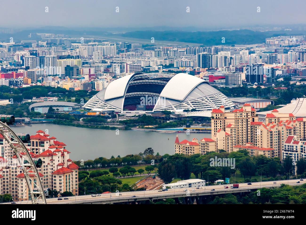 Lo Stadio Nazionale di Singapore si trova vicino al fiume Kallang nell'area fronte mare di Singapore Foto Stock