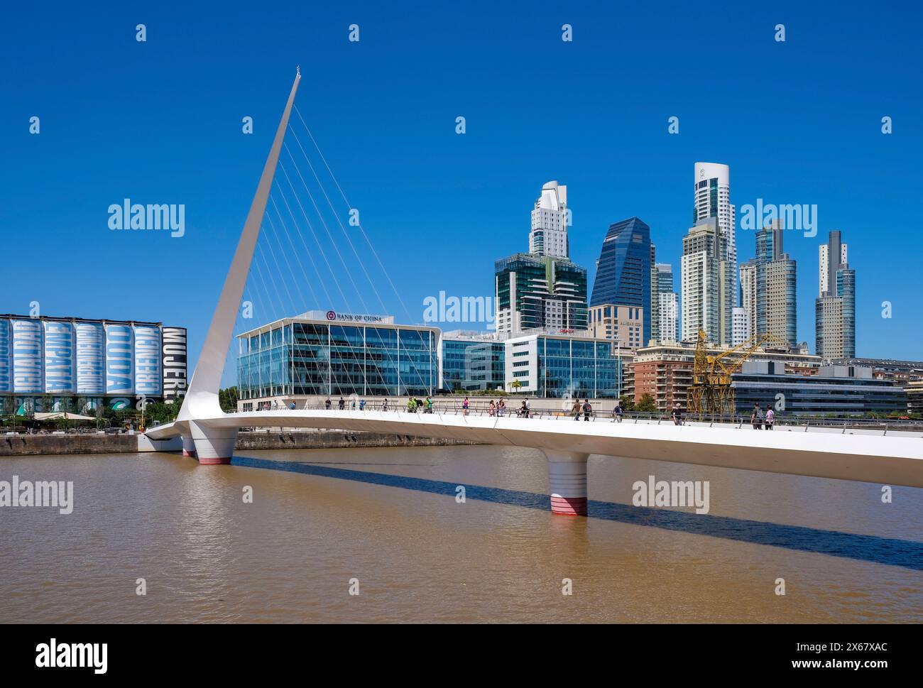 Buenos Aires, Argentina, il Puente de la Mujer (Ponte delle donne) si trova a Puerto Madero, un nuovo ed elegante quartiere portuale. Foto Stock