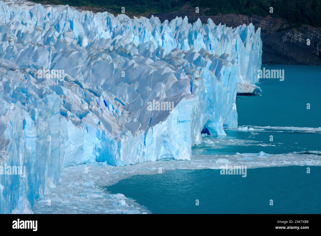 El Calafate, Patagonia, Argentina, Ghiacciaio Perito Moreno nel Parco Nazionale Los Glaciares. Il ghiacciaio Perito Moreno fa parte del campo di ghiaccio della Patagonia, il campo Hielo Sur, la terza riserva d'acqua dolce più grande del mondo. Foto Stock