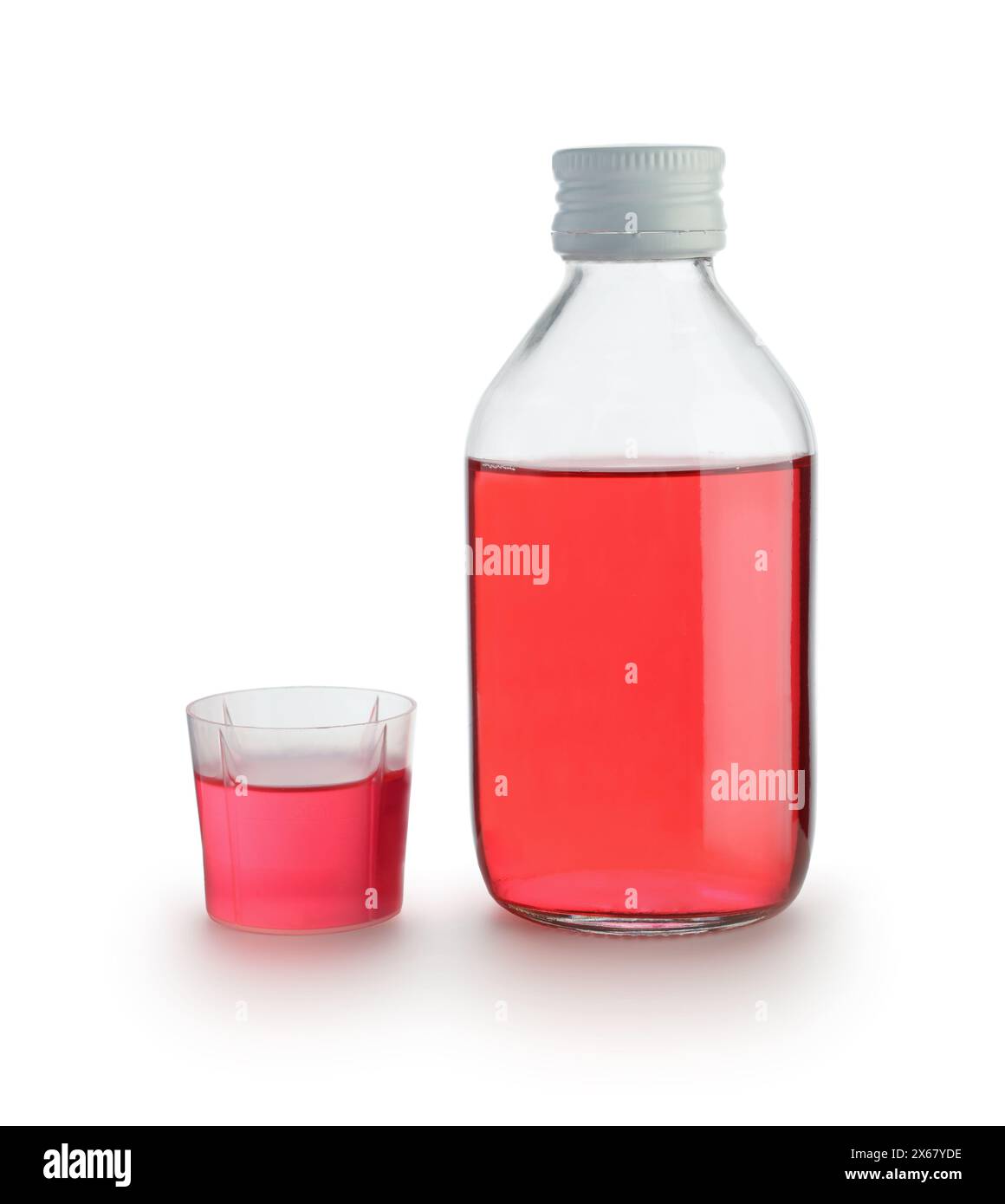 Liquido rosso medico per la gola in bottiglia di vetro e dosatore isolato su bianco. Foto Stock