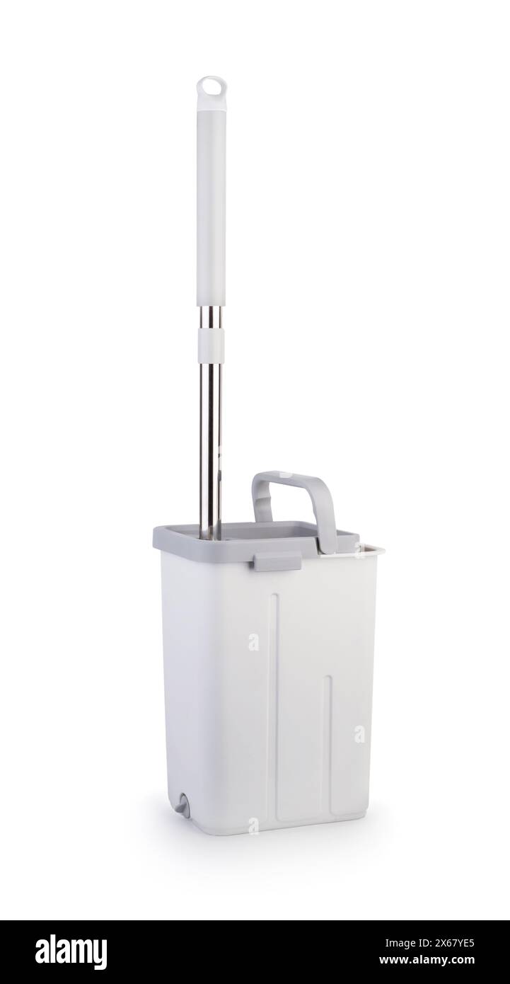 Nuovo secchio e mocio in plastica moderno per la pulizia del pavimento isolato su bianco. Foto Stock
