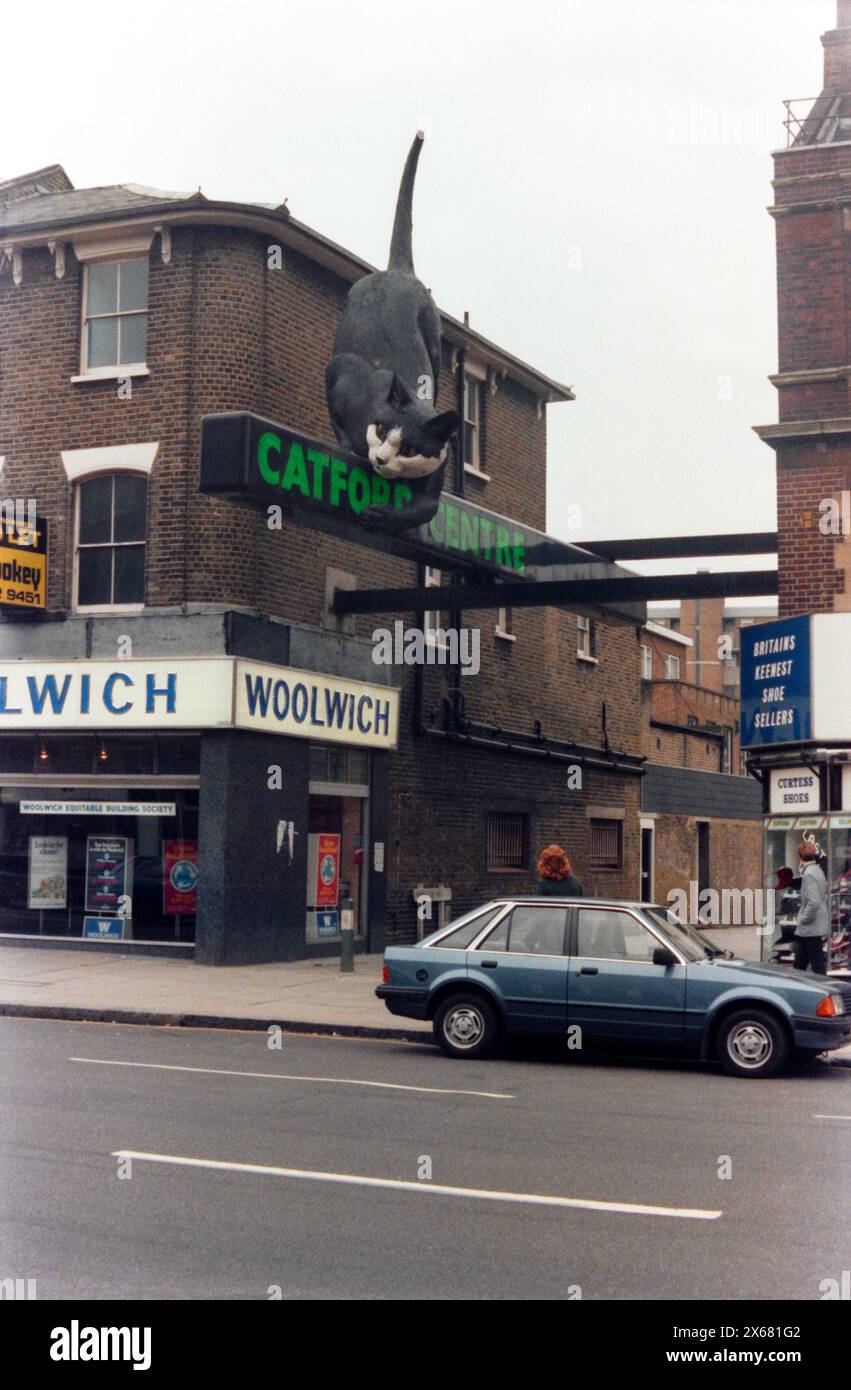 Catford Cat, struttura in fibra di vetro fuori dal Catford Centre negli anni '1980 con Woolwich Building Society. Eretto nel 1974 come parte dello sviluppo del Catford Centre, dagli architetti Owen Luder e Rodney Gordon. Il gatto in fibra di vetro è stato prodotto e installato da Embassy Signs Foto Stock