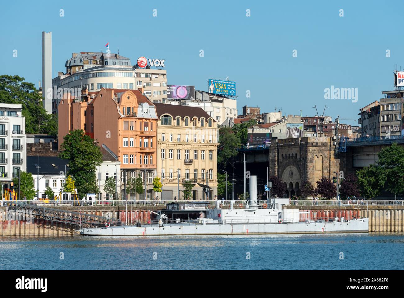 L'ex monitor jugoslavo Sava ormeggiato sul lungomare di Belgrado. Aprile 2024. Foto Stock