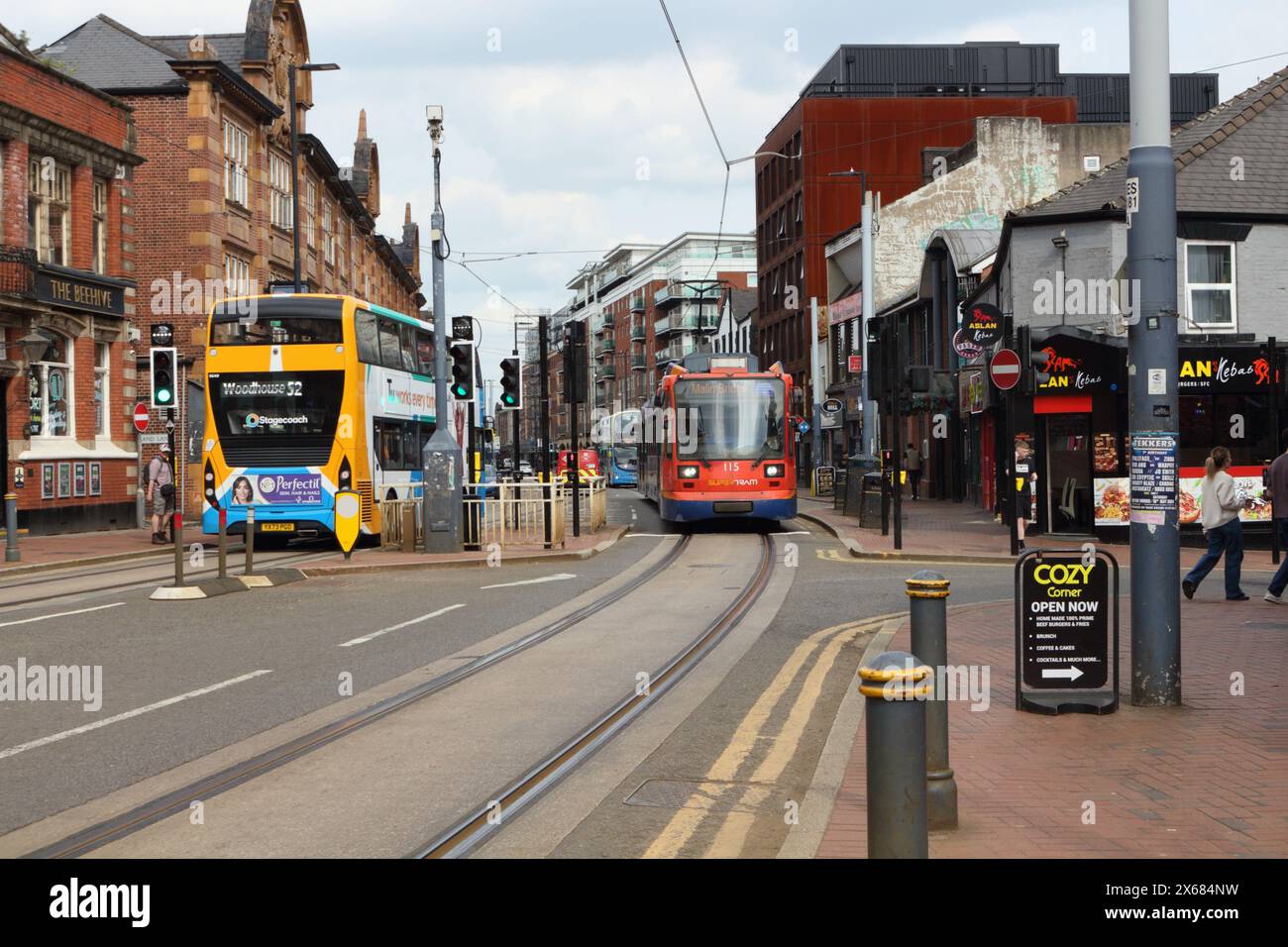 Un supertram Sheffield che viaggia lungo West Street City Center Metro Urban Transport, rete di metropolitana leggera Inghilterra Regno Unito, strada nel centro cittadino britannico Foto Stock