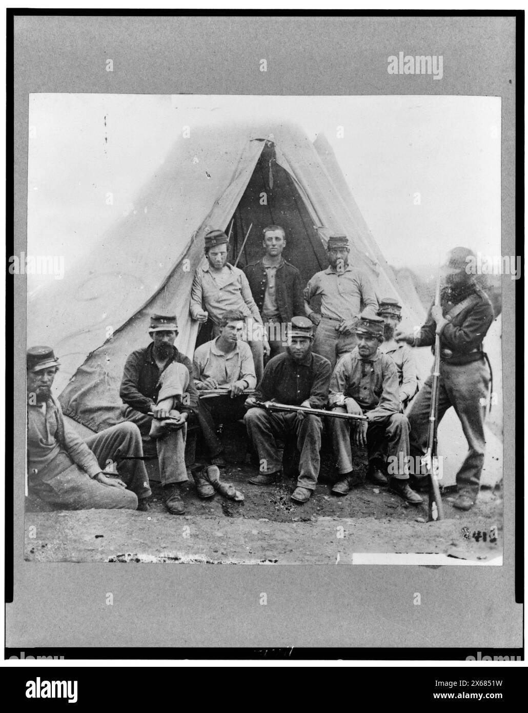 Gruppo di soldati del Co. G., 71st New York Volunteers, in posa davanti alla tenda, . Civil War Photography Collection (Library of Congress)., No. 413.. United States.--Army.--New York Infantry Regiment, 71st (Militia), (1852- ) , Stati Uniti--storia--Guerra civile, 1861-1865--Military Personnel--Unione. Foto Stock