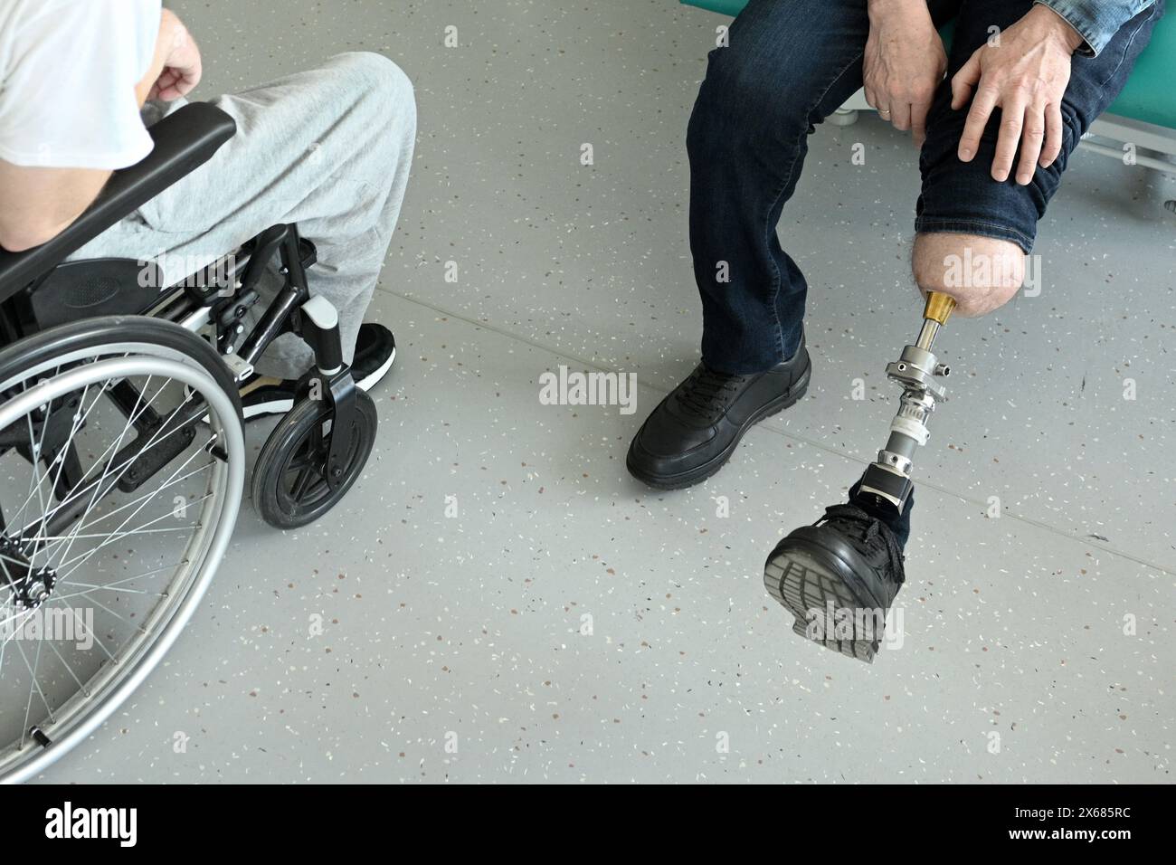 un uomo con protesi delle gambe impiantate nell'osso. osteointegrazione Foto Stock