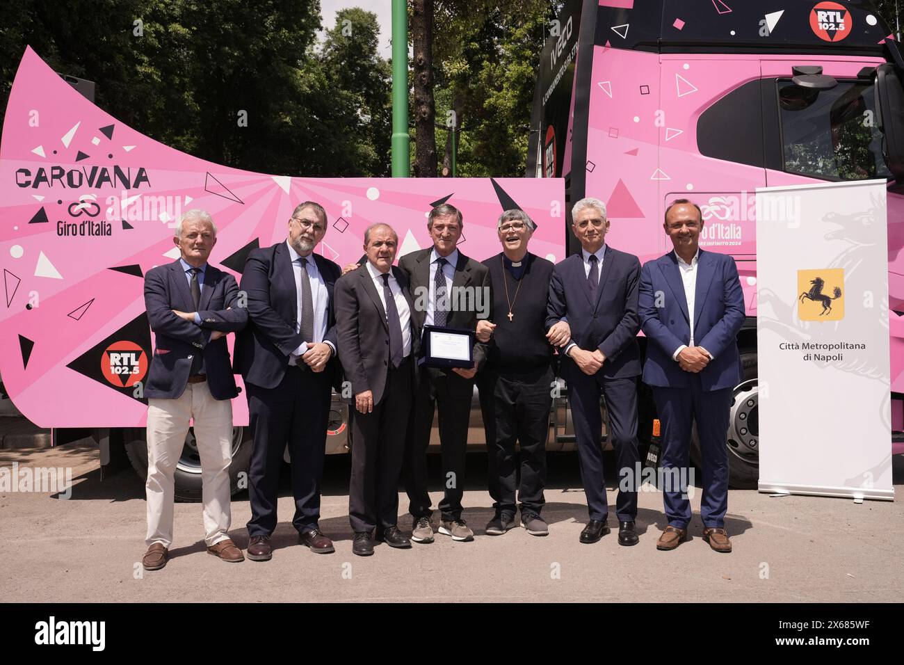 Napoli, Italia. 13 maggio 2024. Fabio Ciciliano, Mauro Vegni, Faustino Coppi, Don Patriciello, parroco di Caivano, Filippo dispenza, Giuseppe Cirillo durante la consegna della targa commemorativa a Faustino Coppi al giro d'Italia di Caivano, Napoli, 13 maggio 2024. (Foto di massimo Paolone/Lapresse) credito: LaPresse/Alamy Live News Foto Stock