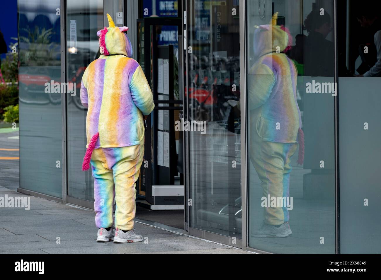 Persona che indossa un abito da unicorno che raccoglie denaro per beneficenza il 10 aprile 2024 a Londra, Regno Unito. L'unicorno è una creatura leggendaria che è stata descritta fin dall'antichità come una bestia con un unico grande corno a spirale che proietta dalla fronte. Negli ultimi anni gli unicorni sono diventati un'icona onnipresente nella moda e negli accessori, soprattutto tra le giovani ragazze, ma anche con alcuni anziani. Foto Stock