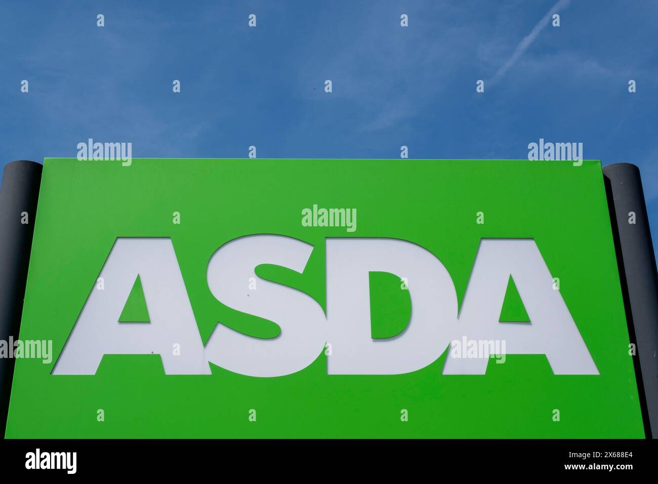 Catena di supermercati Asda in Old Kent Road l'8 maggio 2024 a Londra, Inghilterra, Regno Unito. Asda Stores Ltd. È un rivenditore di supermercati britannico, con sede nel West Yorkshire. La società è stata fondata nel 1949 ed è stata quotata alla Borsa di Londra fino al 1999, quando è stata acquisita dal colosso americano Walmart per 6,7 miliardi di sterline. Asda è stata la seconda catena di supermercati in Gran Bretagna tra il 2003 e il 2014 per quota di mercato, a quel punto è scesa al terzo posto. Da aprile 2019, ha riacquistato la sua seconda posizione. Foto Stock