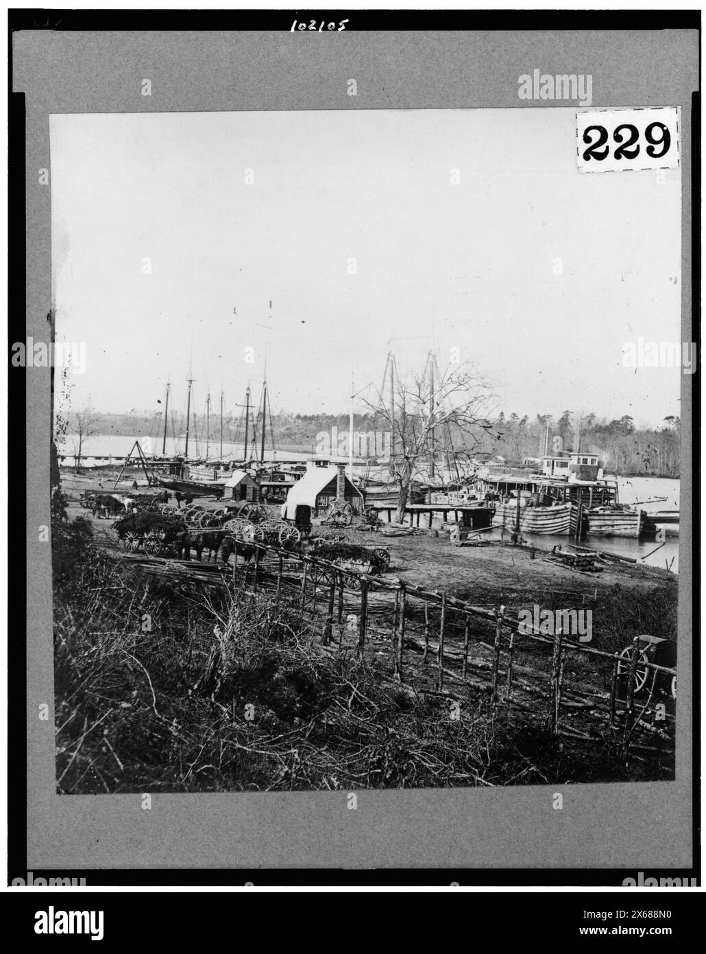 Broadway Landing, Appomattox River, Virginia, Civil War Photography Collection., No. 229.. Moli e moli--Virginia--Appomattox River--1860-1870. , Stati Uniti--storia--Guerra civile, 1861-1865--trasporti. Foto Stock