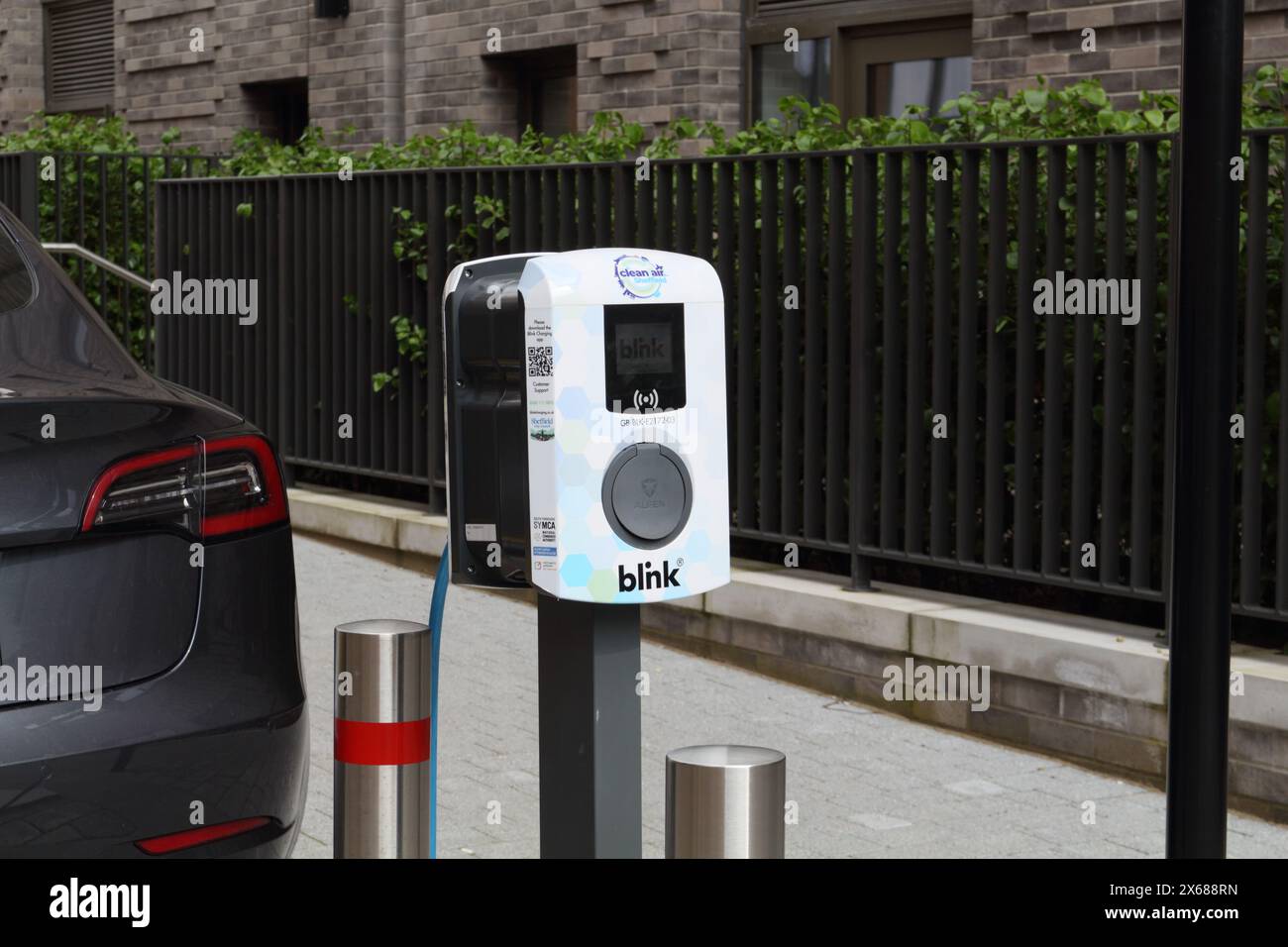 Punto di ricarica per veicoli elettrici sul ciglio della strada nel centro di Sheffield, Inghilterra, punto di ricarica per auto infrastrutturali del Regno Unito Foto Stock