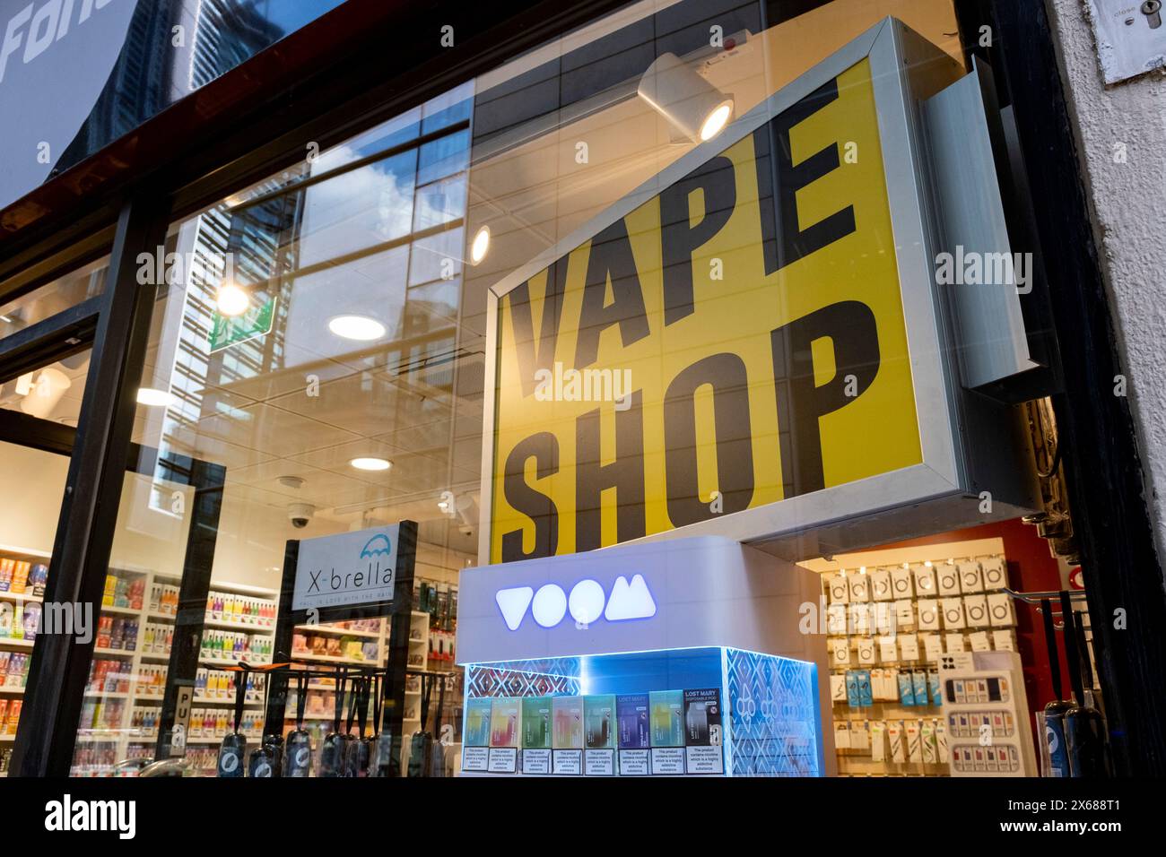 Negozio di Vape che vende prodotti di svapo in offerta speciale, tra cui sigarette elettroniche, succo di vape e penne di vape monouso il 9 maggio 2024 a Londra, Regno Unito. Lo svapo è spesso visto come un'alternativa sicura o più sicura al fumo. È anche relativamente nuovo per il mercato, che ha colpito solo il mainstream negli ultimi dieci anni circa. Le penne monouso sono dispositivi non ricaricabili che generalmente vengono forniti riempiti con liquido elettronico. Recentemente si è discusso molto in termini di salute pubblica, in particolare per quanto riguarda la disponibilità di prodotti vape per i bambini, in particolare vapori usa e getta. Foto Stock