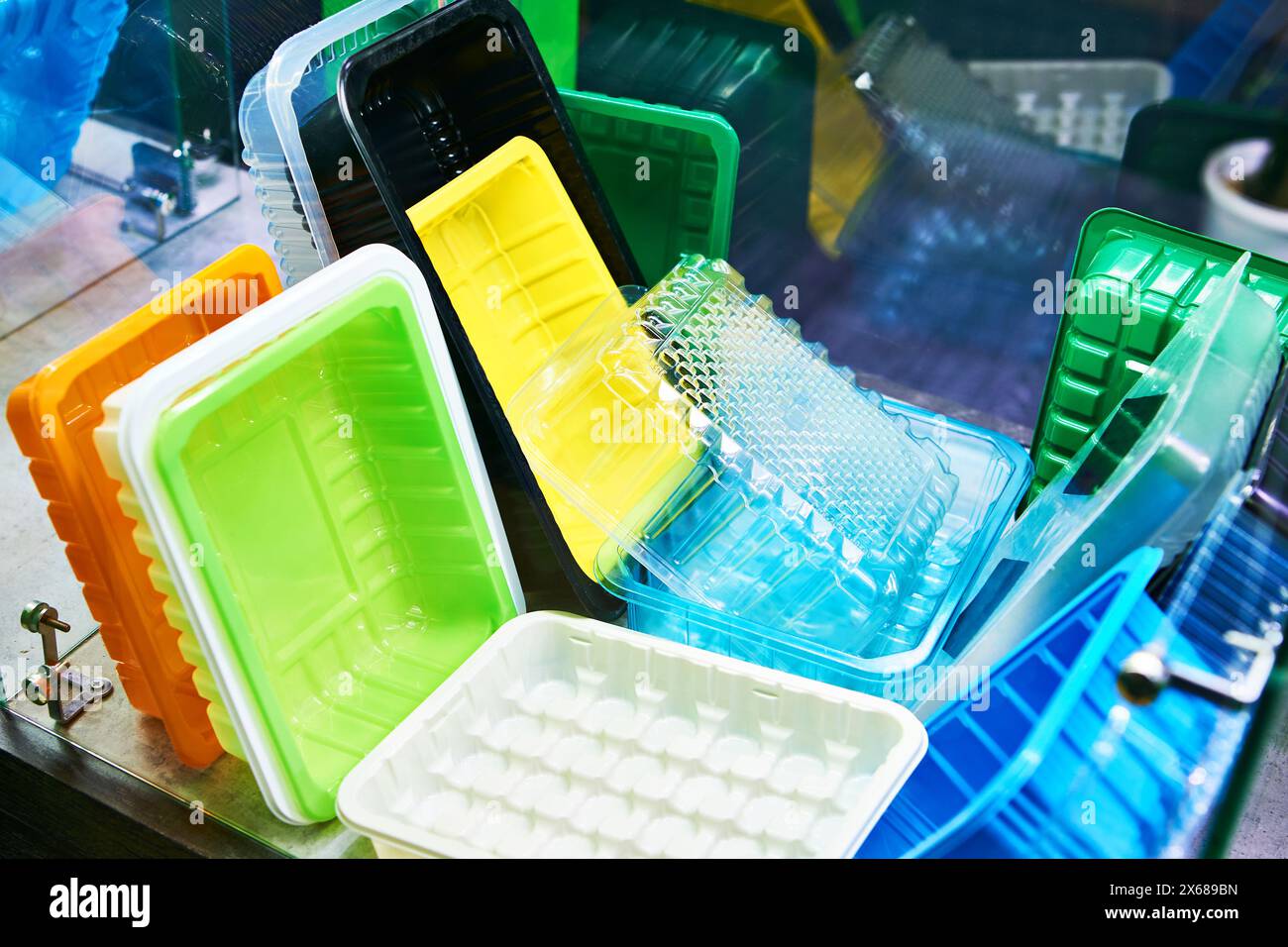 Imballaggi monouso in plastica per alimenti in mostra Foto Stock