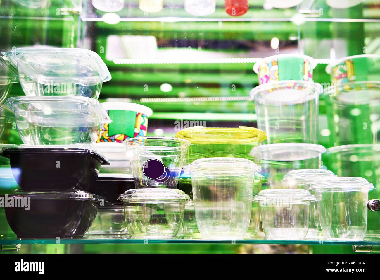 Imballaggi monouso in plastica per alimenti in mostra Foto Stock