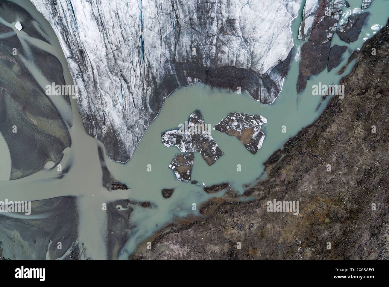 Immagine droni di un lago di acqua dolce proveniente dal ghiacciaio Russell in rapida fusione nella Groenlandia occidentale. Foto Stock