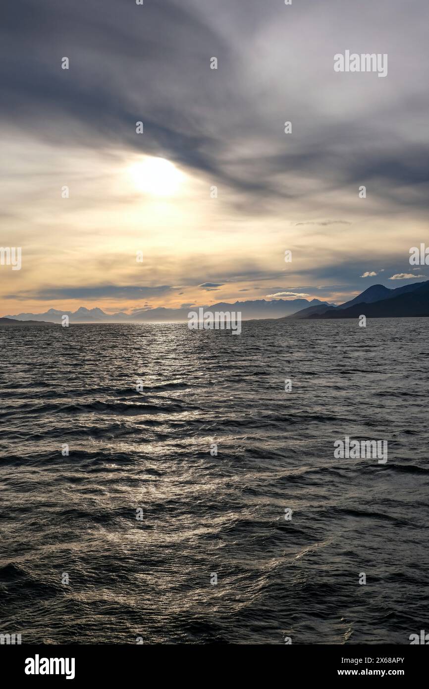 Ushuaia, Tierra del Fuego, Argentina, sole serale sul Canale di Beagle, il Canale di Beagle è un canale naturale sulla punta meridionale del Sud America che collega l'Oceano Atlantico con l'Oceano Pacifico. Ushuaia è la città più meridionale del mondo, la fine del mondo. Foto Stock