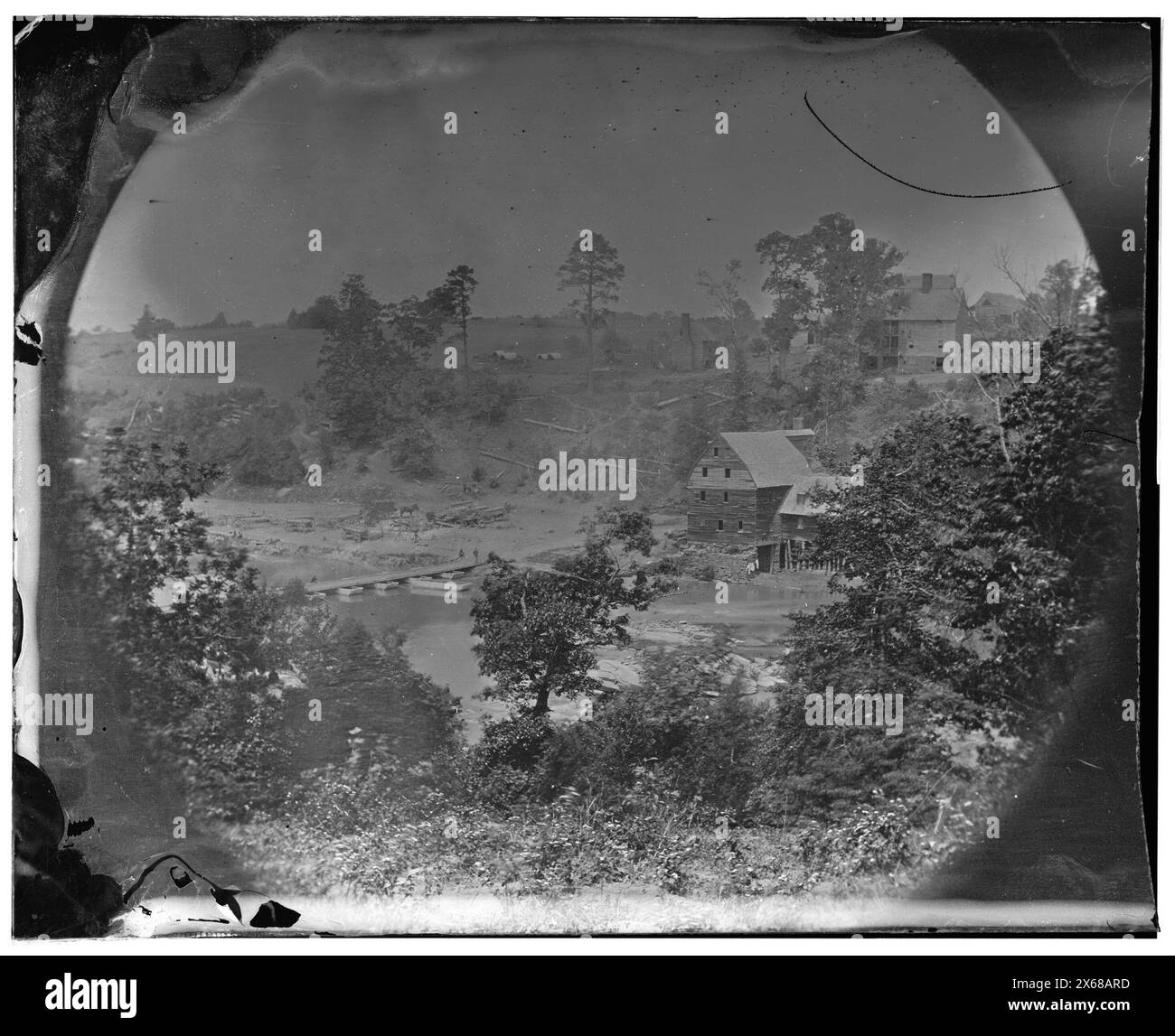 Jericho Mills, Virginia. Guardando verso il fiume North Anna dalla riva sud, ponte in tela e treno in pontone sulla riva opposta, 24 maggio 1864, fotografie della Guerra civile 1861-1865 Foto Stock