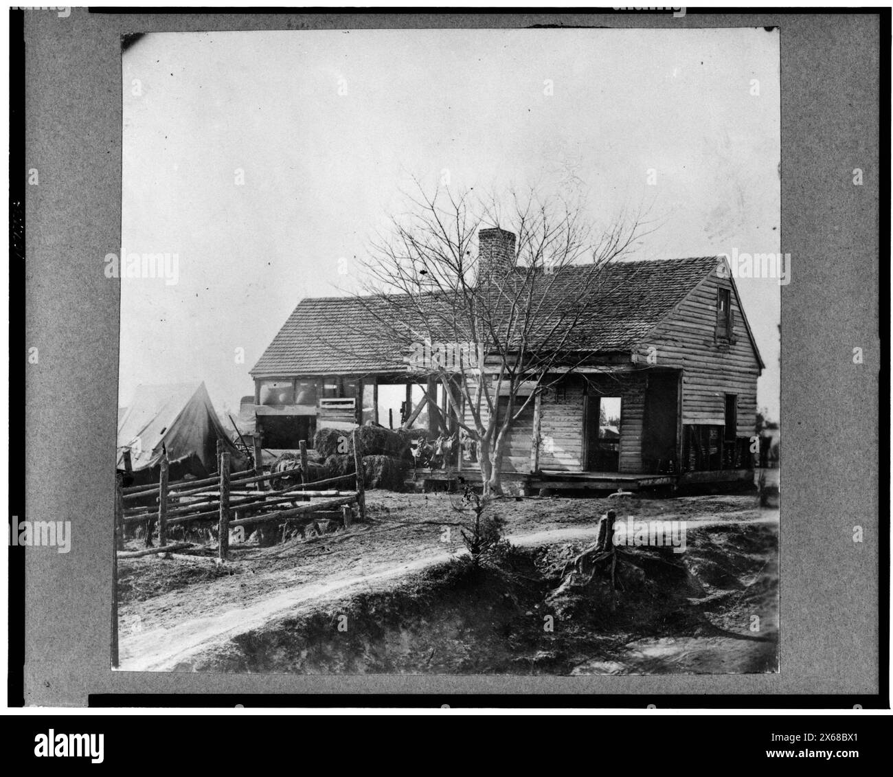 Edifici deserti utilizzati come scuderie, City Point, Virginia, . Collezione di fotografie della Guerra civile.. Edifici abbandonati--Virginia--Hopewell--1860-1870. , Stables--Virginia--Hopewell--1860-1870. Foto Stock