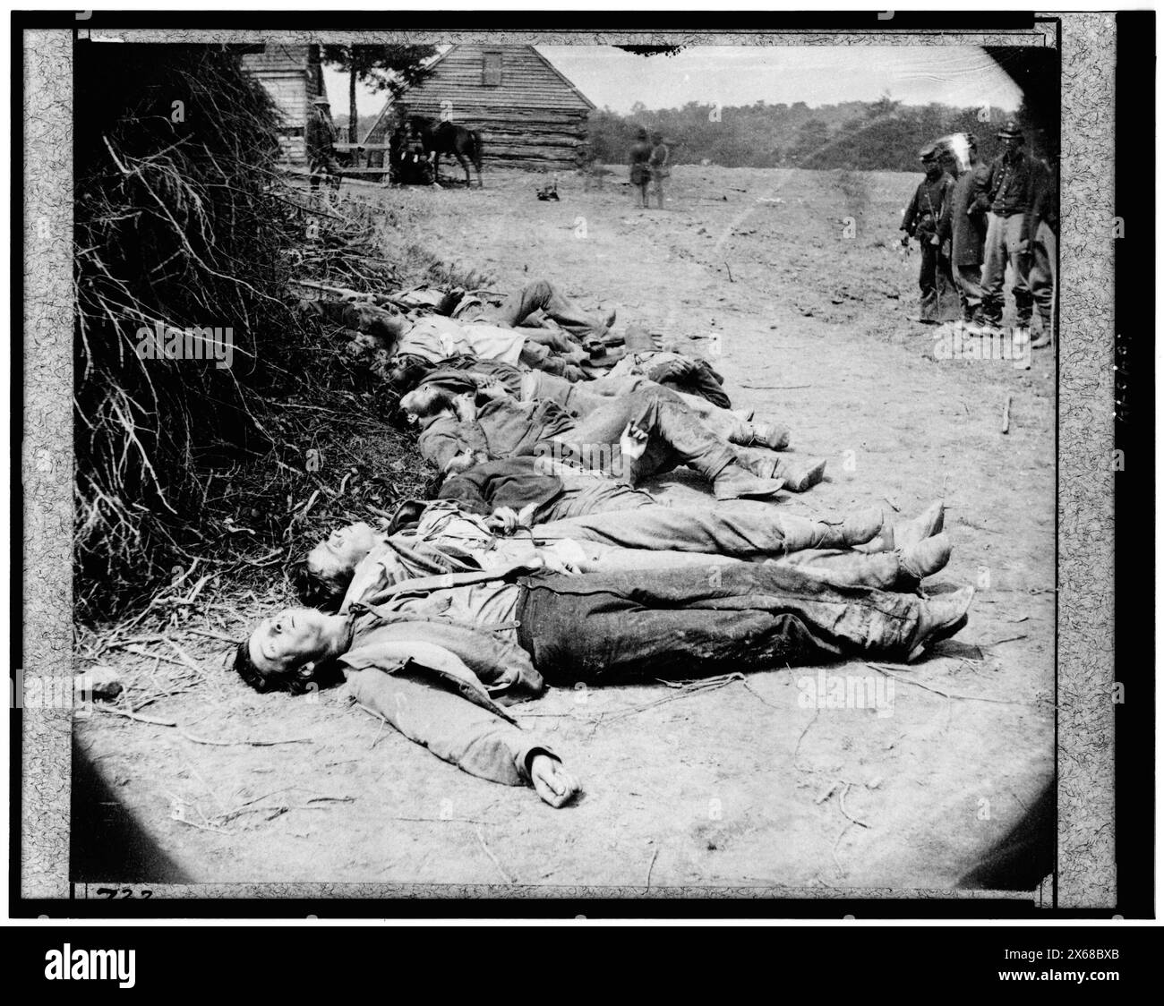 I confederati morti raccolti per la sepoltura , i morti confederati disposti per la sepoltura vicino alla casa della signora Alsop, Spotsylvania, 20 maggio 1864, Civil War Photographs 1861-1865 Foto Stock