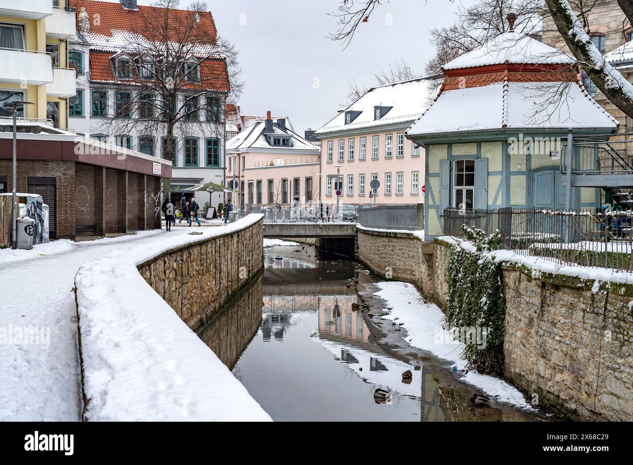 Sul canale di Leine innevato a Göttingen, bassa Sassonia, Germania Foto Stock