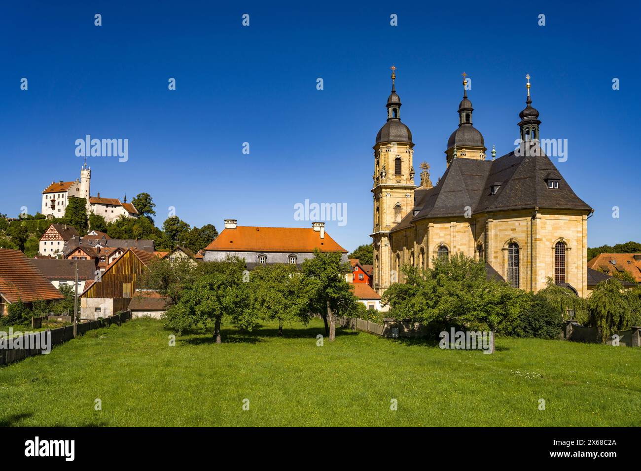 Chiesa di pellegrinaggio della Santissima Trinità e il castello di Gößweinstein, Franconia Svizzera, Baviera, Germania Foto Stock