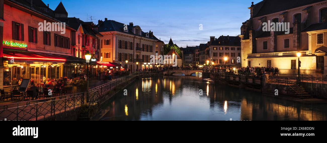 Un panorama del centro di Annecy di notte Foto Stock