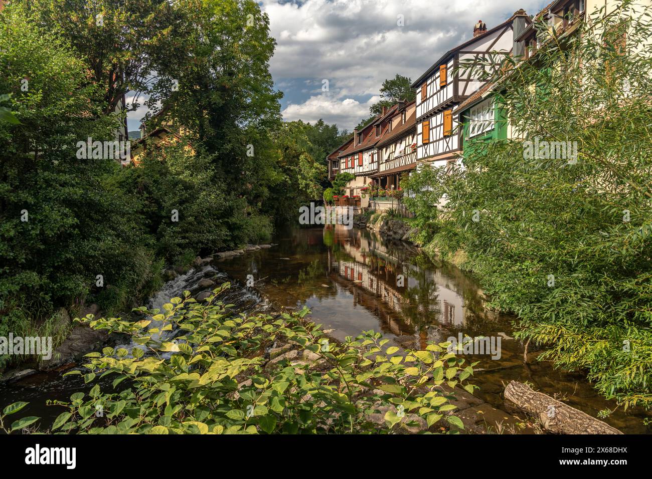 Case a graticcio sul fiume Weiss a Kaysersberg, Alsazia, Francia Foto Stock