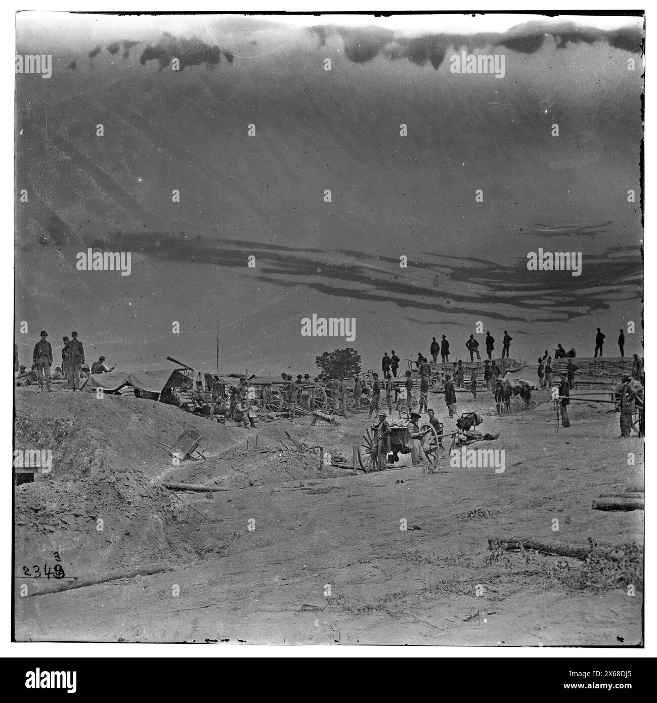 Petersburg, Virginia. La 1st New York Independent Battery Light Artillery del capitano Andrew Cown all'interno dei Confederati Works sulla linea di Petersburg, Civil War Photographs 1861-1865 Foto Stock