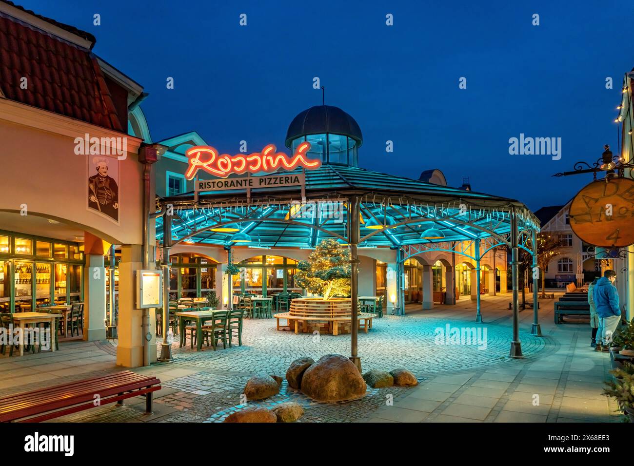 Il ristorante italiano Rossini nella località balneare baltica di Kühlungsborn al crepuscolo, Meclemburgo-Vorpommern, Germania Foto Stock