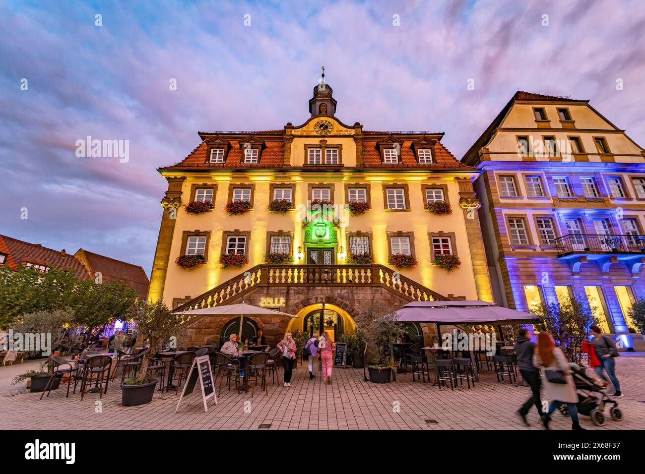 Il municipio è illuminato a colori per l'evento Shopping Lights a Neckarsulm, Baden-Württemberg, Germania Foto Stock