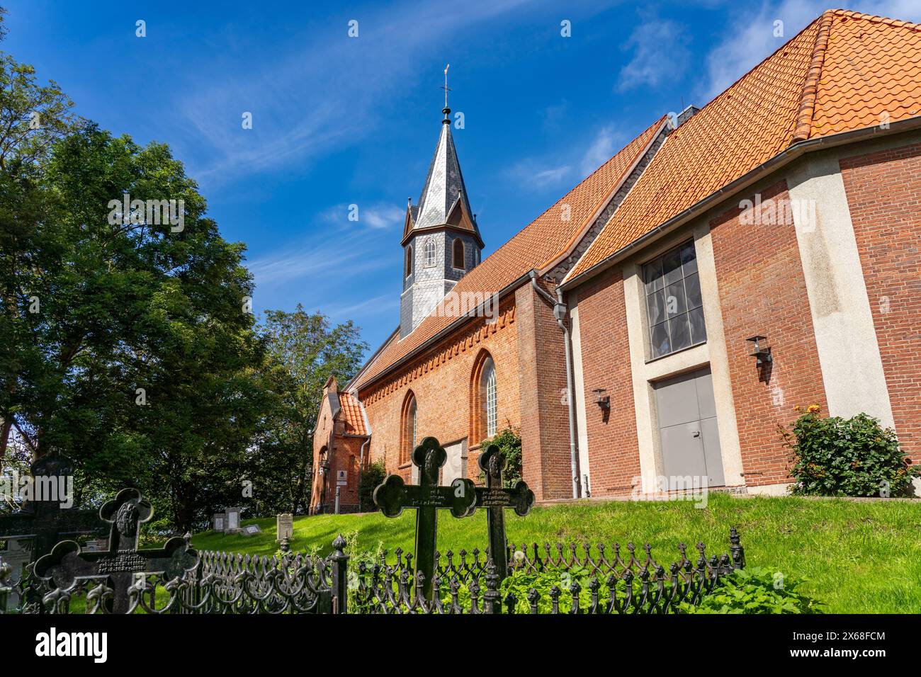 Chiesa di San Vincenzo a Odenbüll, penisola di Nordstrand, distretto della Frisia settentrionale, Schleswig-Holstein, Germania, Europa Foto Stock