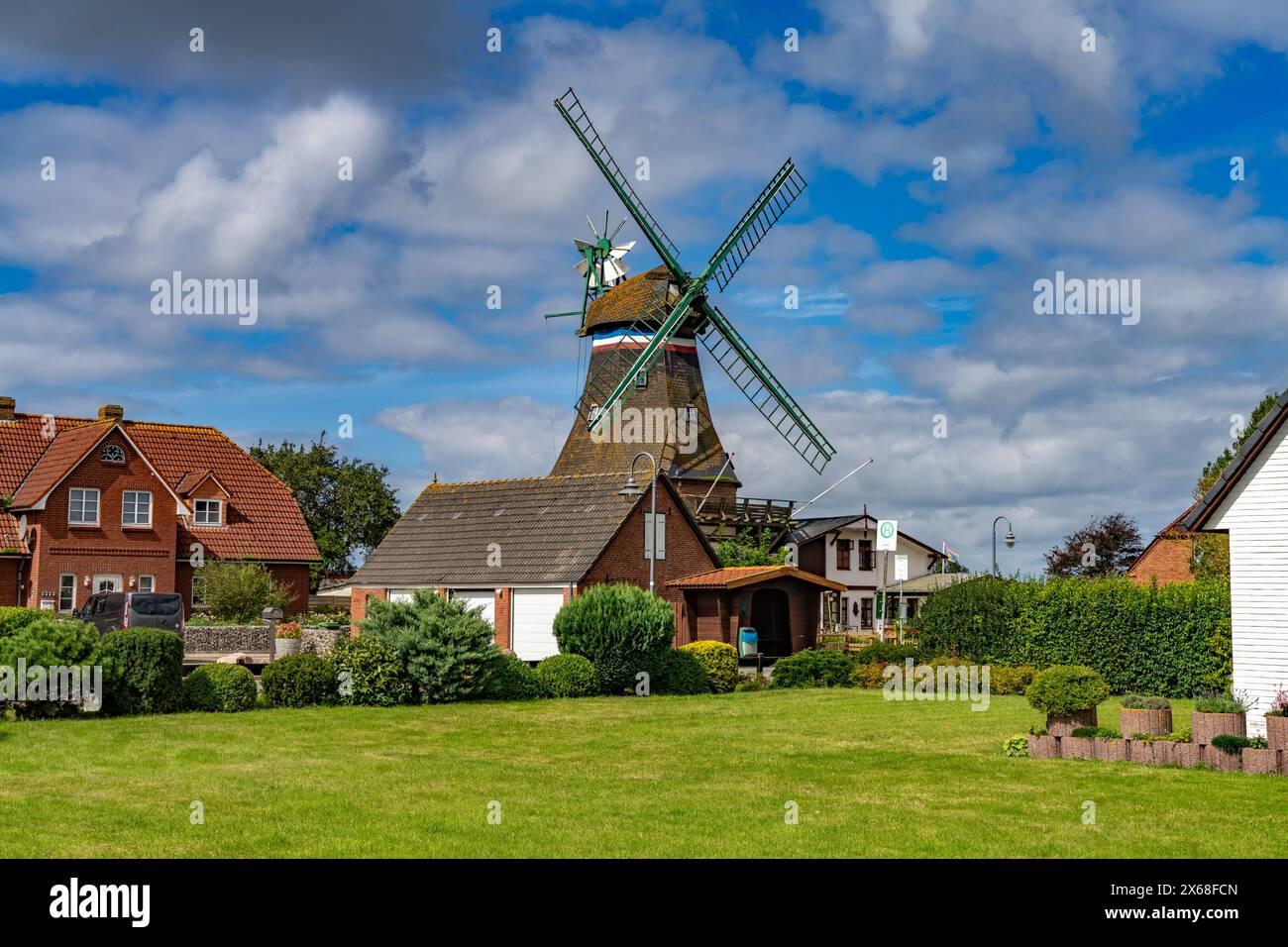 Mulino a vento di Engelmühle a Süderhafen, penisola di Nordstrand, distretto della Frisia settentrionale, Schleswig-Holstein, Germania, Europa Foto Stock